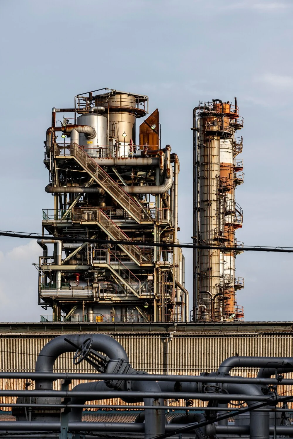 Refinery processing columns and pipework